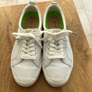 Cariuma sneakers